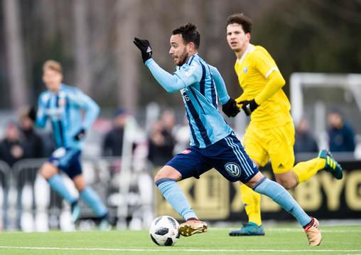 Djurgårdens Dzenis Kozica  med boll