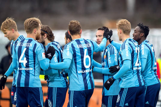 Djurgårdens Dzenis Kozica jublar med lagkamrater