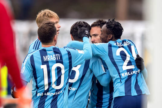 Djurgårdens Dzenis Kozica jublar med lagkamrater