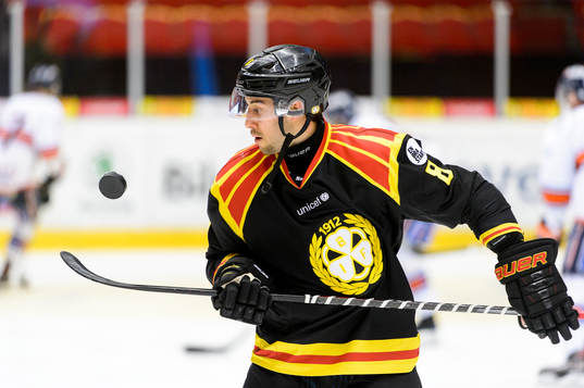 Brynäs Aaron Palushaj jonglerar