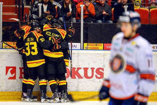 Brynäs Johan Alcén jublar med lagkamrater