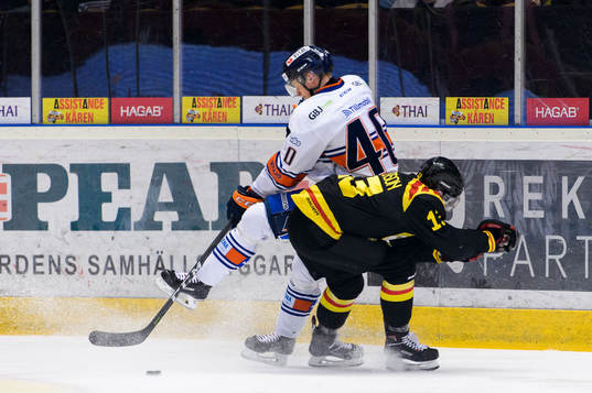 Brynäs Ryan Gunderson tacklar Växjös Elias Pettersson