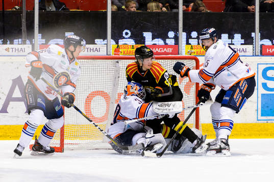 Brynäs Jesper Boqvist i kollision med Växjös målvakt
