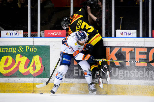 Växjös Liam Reddox tacklar Brynäs Ryan Gunderson