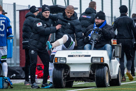 Trelleborgs Salif Camara Jönsson skadas och körs iväg