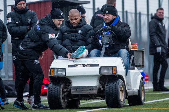 Trelleborgs Salif Camara Jönsson skadas och körs iväg