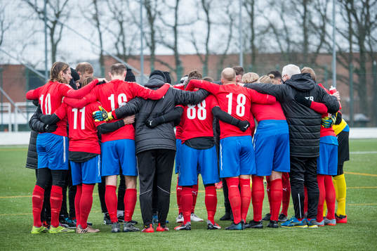Östers spelare och ledare innan träningsmatchen mellan