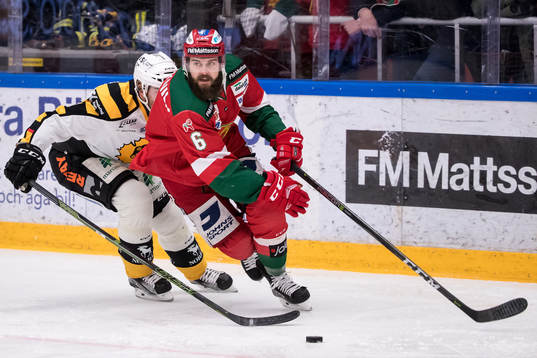 Skellefteås Jimmie Ericsson jagar Moras Steven Seigo  i