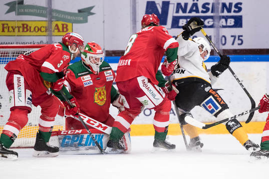 Skellefteås Adam Pettersson framför Moras målvakt