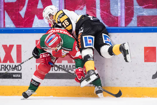 Moras Robin Johansson tacklar Skellefteås Linus Lindström