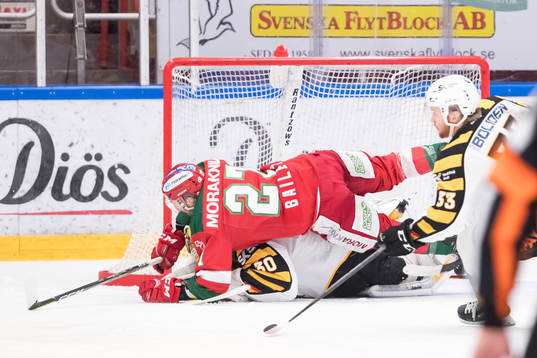 Moras Matt Bailey kör över Skellefteås målvakt Gustaf