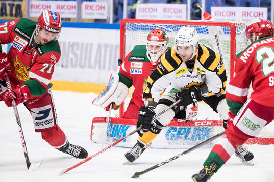 Moras Keaton Ellerby och Skellefteås Bud Holloway framför