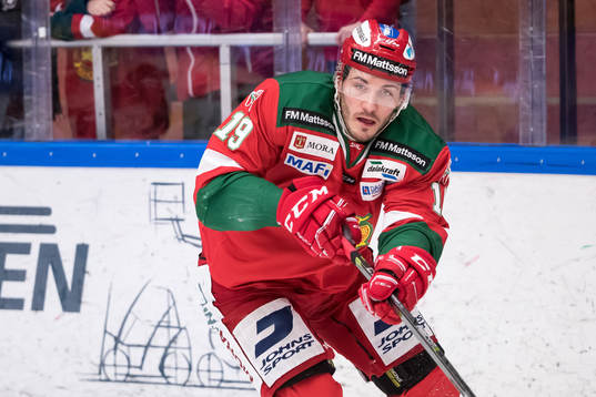 Moras John Persson  i ishockeymatchen i SHL mellan Mora och