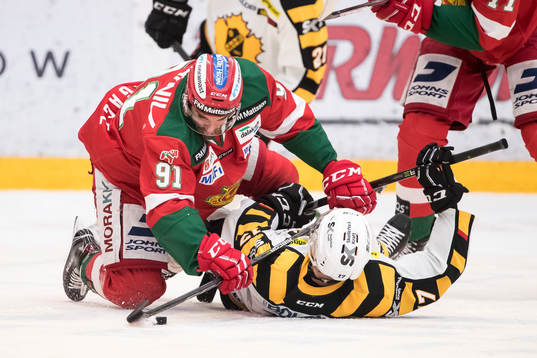 Moras Jacob Lagacé och Skellefteås Pär Lindholm  i