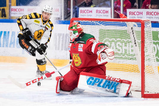 Moras målvakt Christian Engstrand räddar chans från