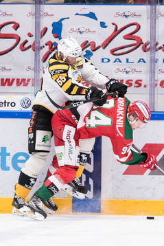 Skellefteås Michael Kostka tacklar Moras Sebastian
