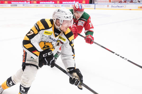 Moras Emil Aronsson jagar Skellefteås Pär Lindholm  i