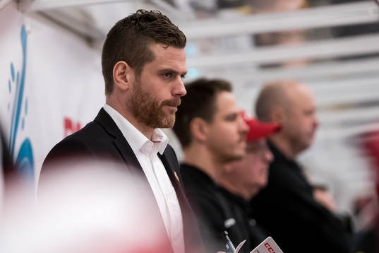 Moras tränare Daniel Hermansson   i ishockeymatchen i SHL