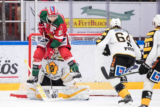Moras Matt Bailey framför Skellefteås målvakt Gustaf