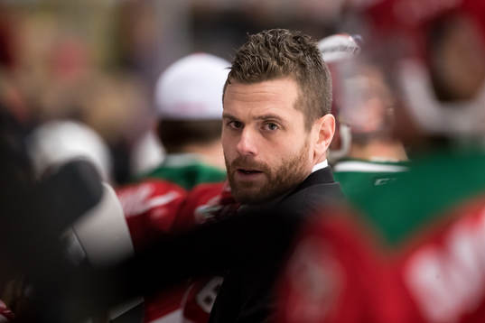Moras tränare Daniel Hermansson   i ishockeymatchen i SHL