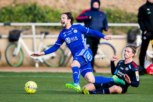 Sundsvalls Linus Hallenius dras ner av Helsingborgs Carl