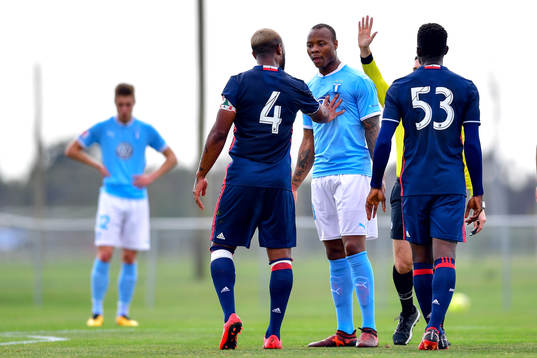 New Englands Claude Dielna och Malmö FFs Carlos Strandberg