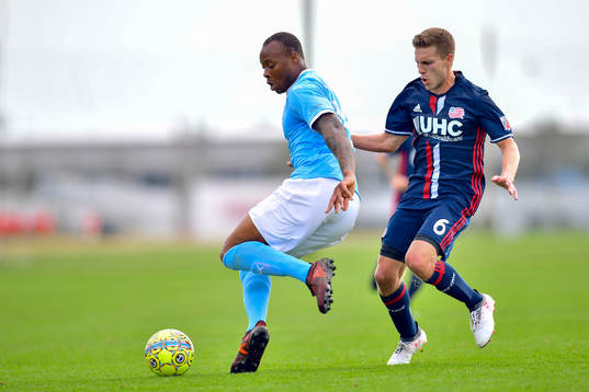 Malmö FFs Carlos Strandberg och New Englands Scott Caldwell