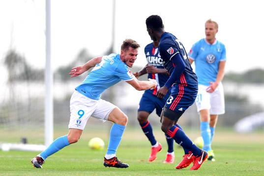 Malmö FFs Markus Rosenberg och New Englands Jilil Anibaba