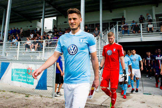 Malmö FFs Markus Rosenberg kommer ut till en