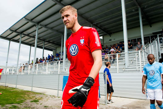 Malmö FFs målvakt Fredrik Andersson kommer ut till en