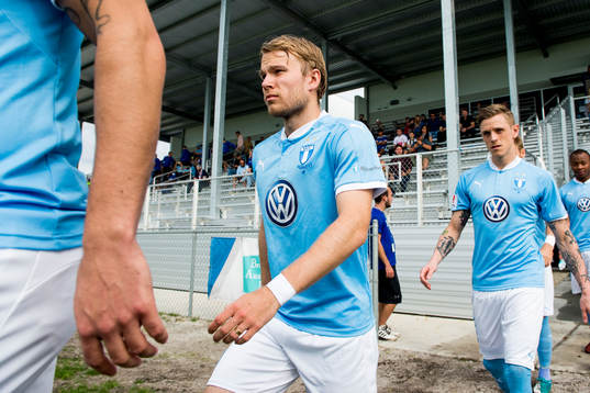 Malmö FFs Oscar Lewicki kommer ut till en träningsmatch i