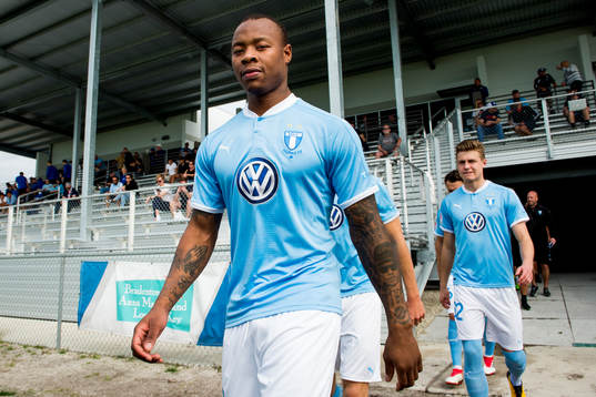Malmö FFs Carlos Strandberg kommer ut till en