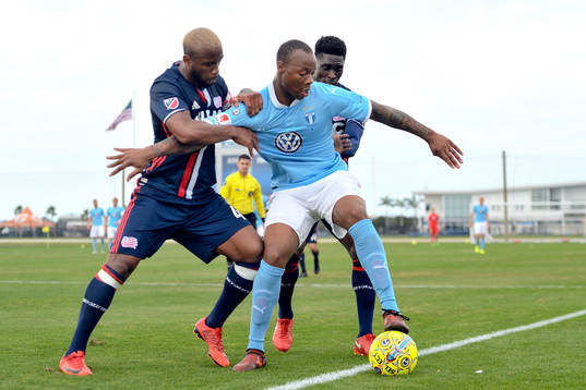 Malmö FFs Carlos Strandberg och New Englands Jilil Anibaba