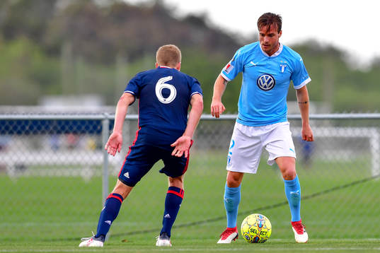 Malmö FFs Eric Larsson och New Englands Scott Caldwell