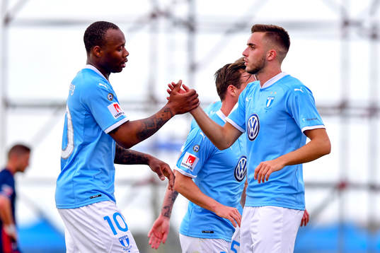 Malmö FFs Carlos Strandberg och Egzon Binaku jublar