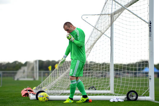 New Englands målvakt Brad Knighton deppar
