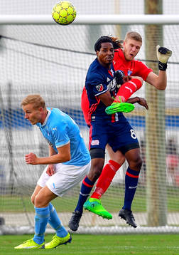 New Englands Chris Tierney och Malmö FFs målvakt Fredrik