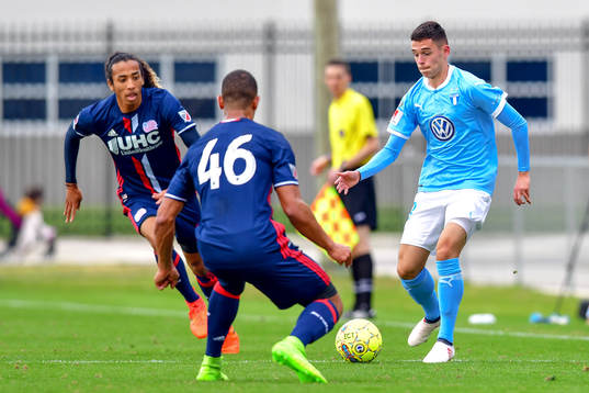 Malmö FFs Laorent Shabani och New Englands Brandon Bye