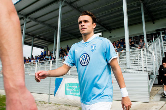 Malmö FFs Andreas Vindheim kommer ut till en