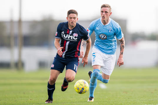 Malmö FFs Sören Rieks jagar New Englands Kelyn Rowe