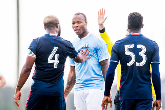 New Englands Claude Dielna och Malmö FFs Carlos Strandberg