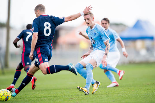 Malmö FFs Sören Rieks övervakar New Englands Chris