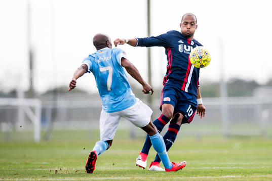 Malmö FFs Fouad Bachirou och New Englands Teal Bunbury
