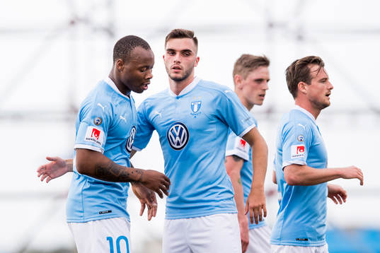 Malmö FFs Egzon Binaku klappar om Carlos Strandberg