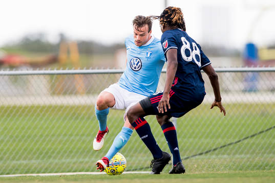 Malmö FFs Eric Larsson och New Englands Femi