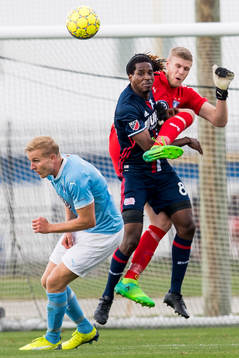 New Englands Femi Hollinger-Janzen i kamp om bollen med