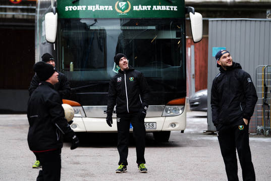 Färjestads Sebastian Erixon värmer upp