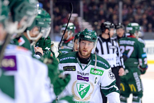 Färjestads Linus Persson jublar med lagkamrater