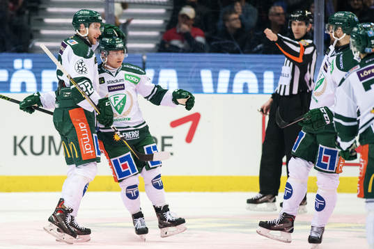 Färjestads Per Åslund jublar med målskytten till 1-2
