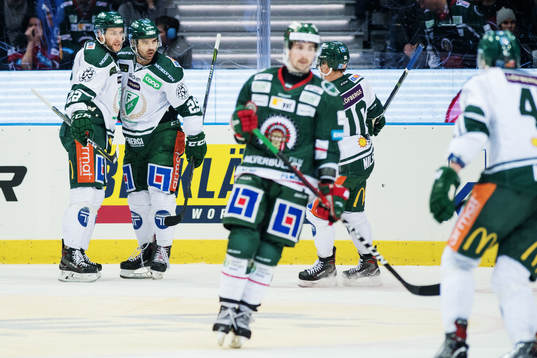 Målskytten till 1-3 Färjestads Per Åslund jublar med